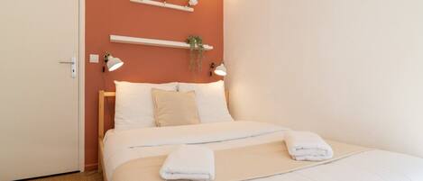 Skrivbord, strykjärn/strykbräda, internet och sängkläder