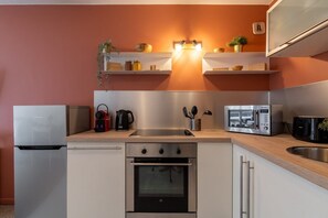 Kjøleskap, mikrobølgeovn, ovn og kokeplater