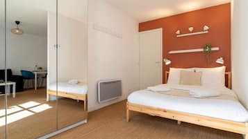 Een bureau, een strijkplank/strijkijzer, internet, beddengoed