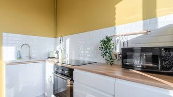 Køleskab, mikrobølgeovn, ovn, kaffe-/temaskine