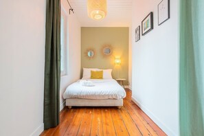 2 chambres, bureau, fer et planche à repasser, accès Internet