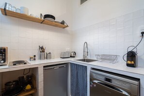 Kühlschrank, Mikrowelle, Herdplatte, Wasserkocher mit Kaffee-/Teezubehör