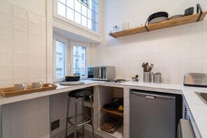 Réfrigérateur, micro-ondes, plaque de cuisson, cafetière/bouilloire