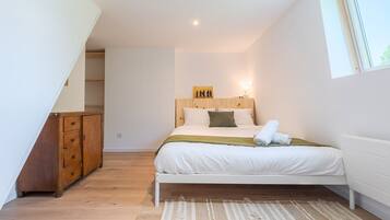 4 bedrooms, desk, iron/ironing board, internet