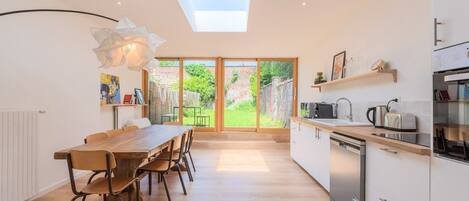 Een koelkast, een microgolfoven, een oven, een vaatwasser