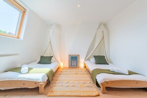 4 dormitoris, escriptori, planxa i posts de planxar i Internet