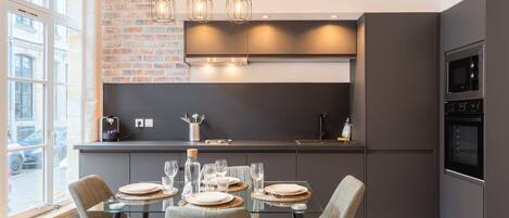 Réfrigérateur, micro-ondes, four, cafetière/bouilloire