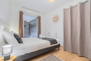 1 bedroom, desk, iron/ironing board, internet - One bedroom apartment with terrace (Croix)