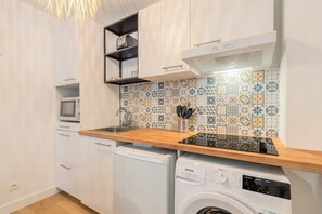 Kühlschrank, Mikrowelle, Wasserkocher mit Kaffee-/Teezubehör, Toaster