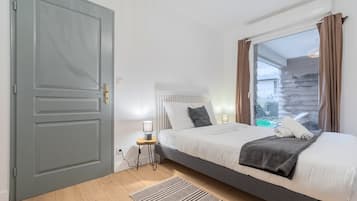 1 slaapkamer, een bureau, een strijkplank/strijkijzer, internet