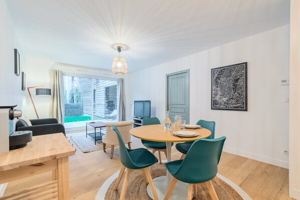 Dining - One bedroom apartment with terrace (Croix)