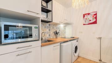 Een koelkast, een microgolfoven, een koffiezetapparaat/waterkoker