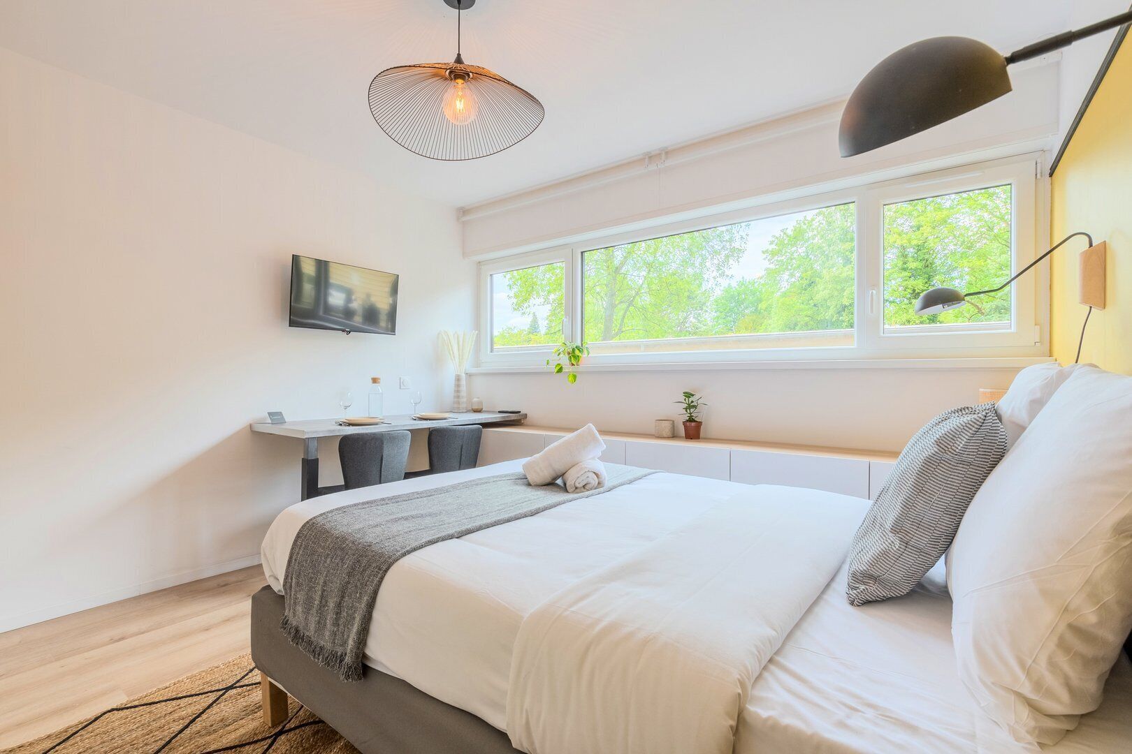 Desk, iron/ironing board, Internet, bed sheets