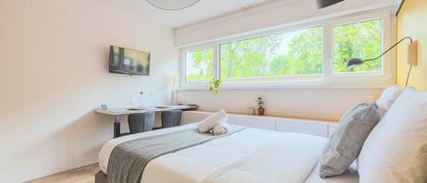 Desk, iron/ironing board, Internet, bed sheets