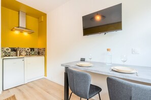 Frigorifero, microonde, macchina per tè/caffè, tostapane