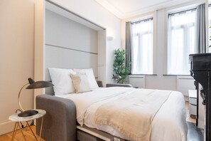 Skrivbord, internet och sängkläder