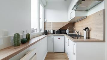 Refrigerador, microondas, cafetera y tetera y tostadora
