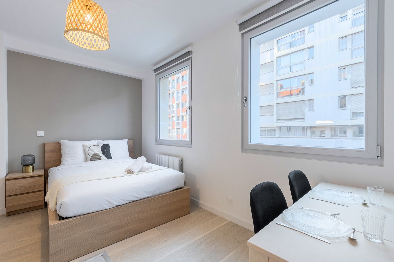 Bureau, fer et planche à repasser, accès Internet, draps fournis