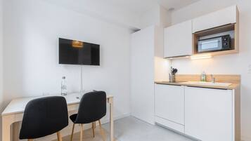 Refrigerador, microondas, horno y cafetera y tetera