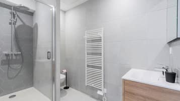 Regadera, secadora de cabello, toallas