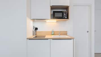 Jääkaappi, mikroaaltouuni, uuni, kahvin-/teenkeitin