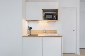 Jääkaappi, mikroaaltouuni, uuni, kahvin-/teenkeitin