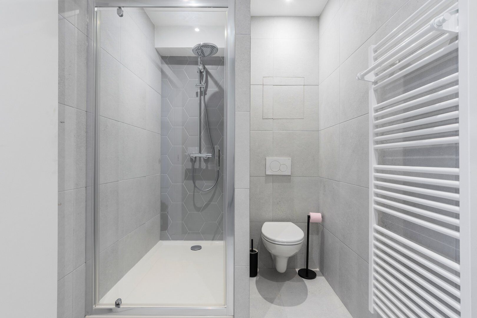 Douche, sèche-cheveux, serviettes fournies