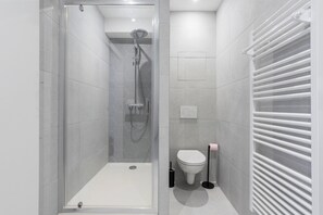 Suihku, hiustenkuivaaja, pyyhkeet