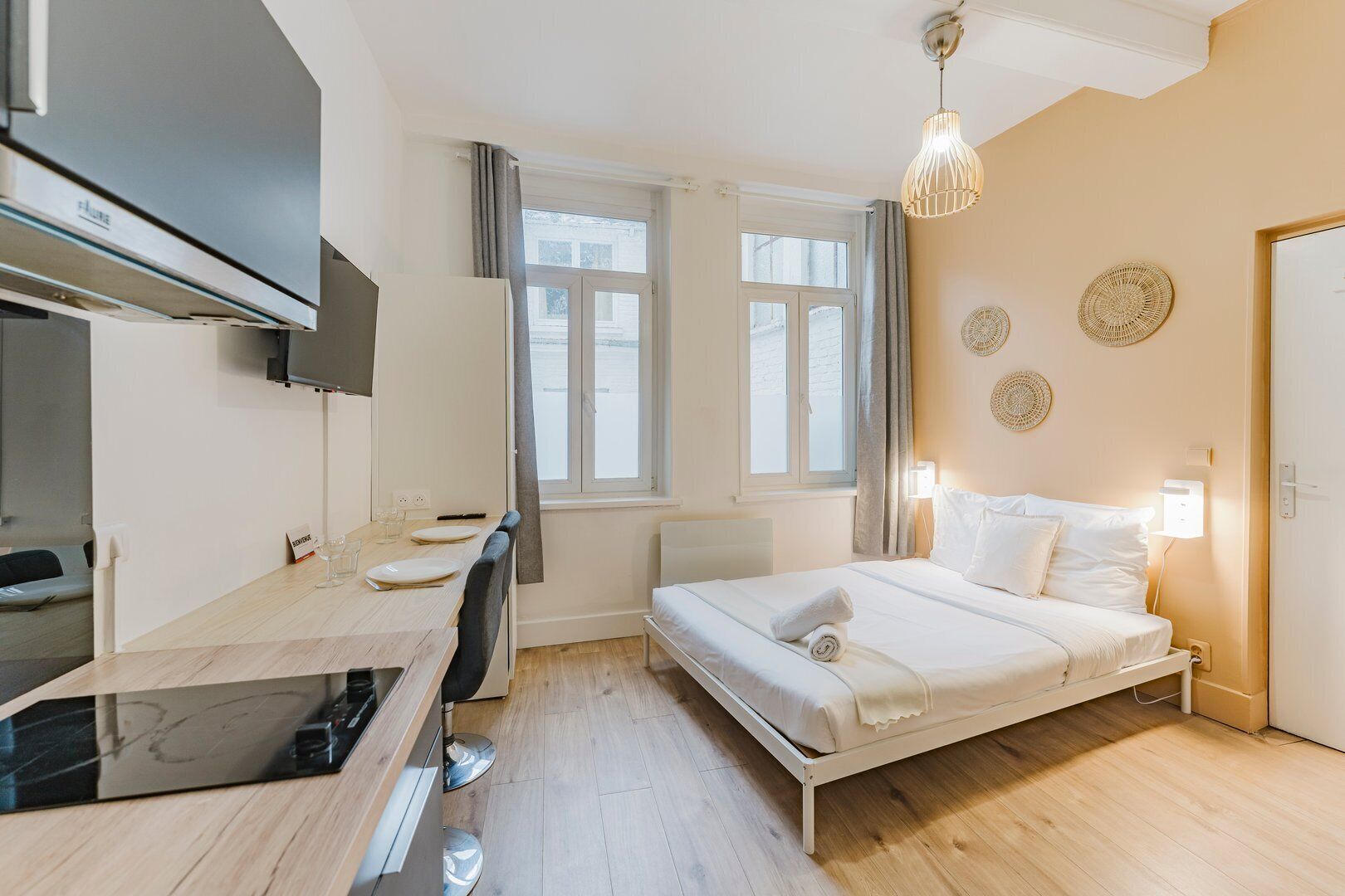 1 quarto, escrivaninha, acesso à internet, roupa de cama