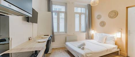 1 chambre, bureau, accĂšs Internet, draps fournis