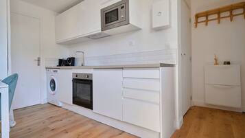 Refrigerador, microondas, horno y cafetera y tetera