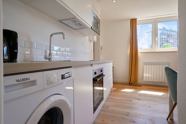 Fridge, microwave, oven, coffee/tea maker