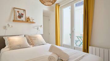 1 habitación, tabla de planchar con plancha, internet y ropa de cama