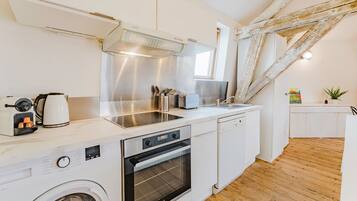 Een koelkast, een microgolfoven, een oven, een vaatwasser