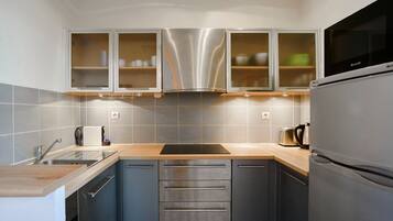 Réfrigérateur, micro-ondes, four, lave-vaisselle