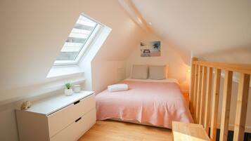 1 slaapkamer, een bureau, een strijkplank/strijkijzer, internet