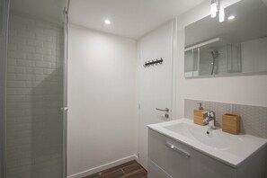 Dusch, hårtork och handdukar