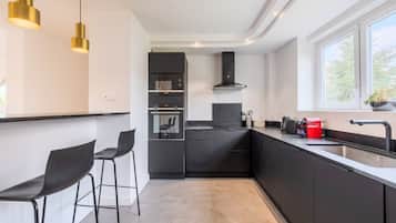 Een koelkast, een microgolfoven, een oven, een vaatwasser