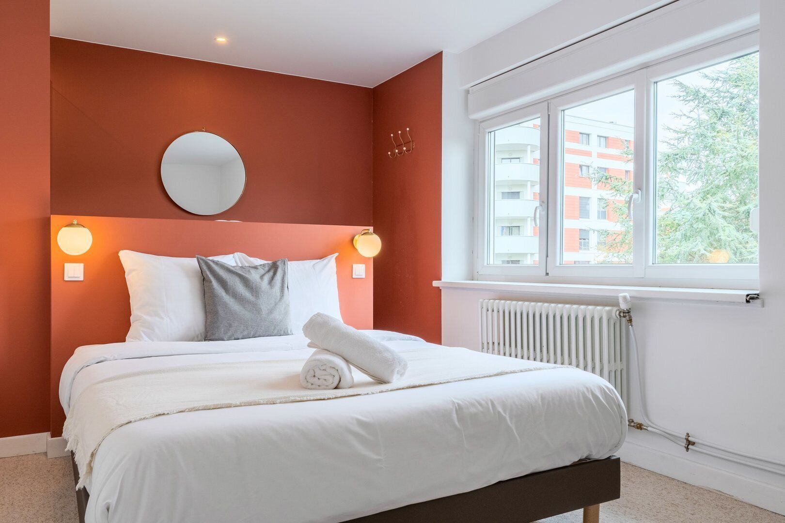 4 bedrooms, desk, iron/ironing board, internet