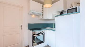 Een koelkast, een microgolfoven, een oven