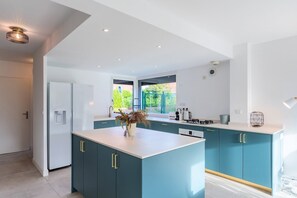 Kühlschrank, Mikrowelle, Ofen, Geschirrspüler