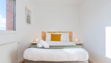 4 bedrooms, iron/ironing board, internet, bed sheets