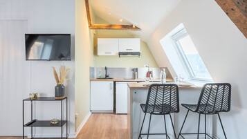 Réfrigérateur, cafetière/bouilloire, grille-pain