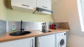 Réfrigérateur, cafetière/bouilloire, grille-pain