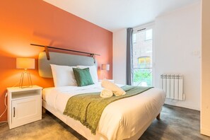 1 bedroom, desk, Internet, bed sheets - Spacious apartment w/ private parking in Old Lille (Lille)