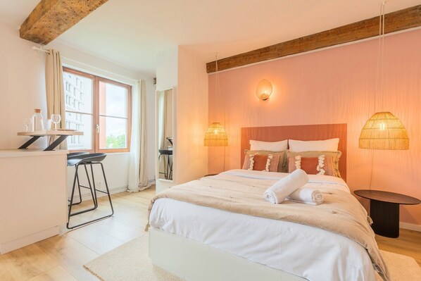 Strykejern/-brett, internettilgang og sengetøy