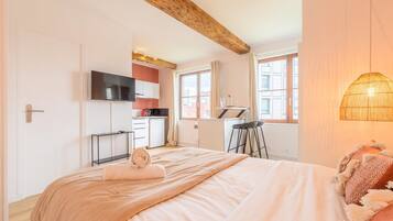 Tabla de planchar con plancha, internet y ropa de cama