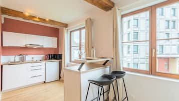 Een koelkast, een microgolfoven, een oven