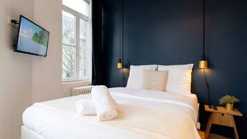 Bureau, fer et planche à repasser, accès Internet, draps fournis