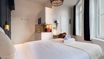 Bureau, fer et planche à repasser, accès Internet, draps fournis